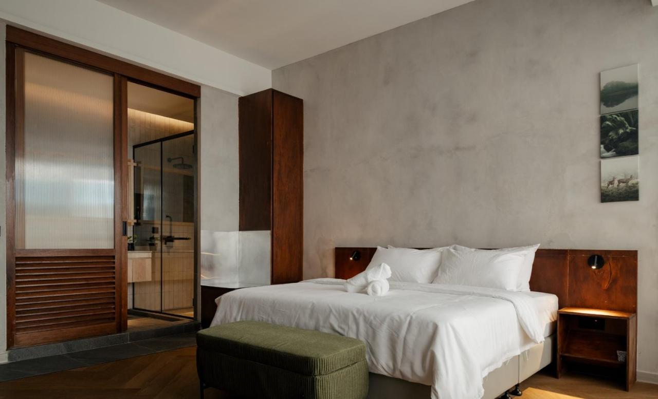 Habitación con cama extragrande y balcón