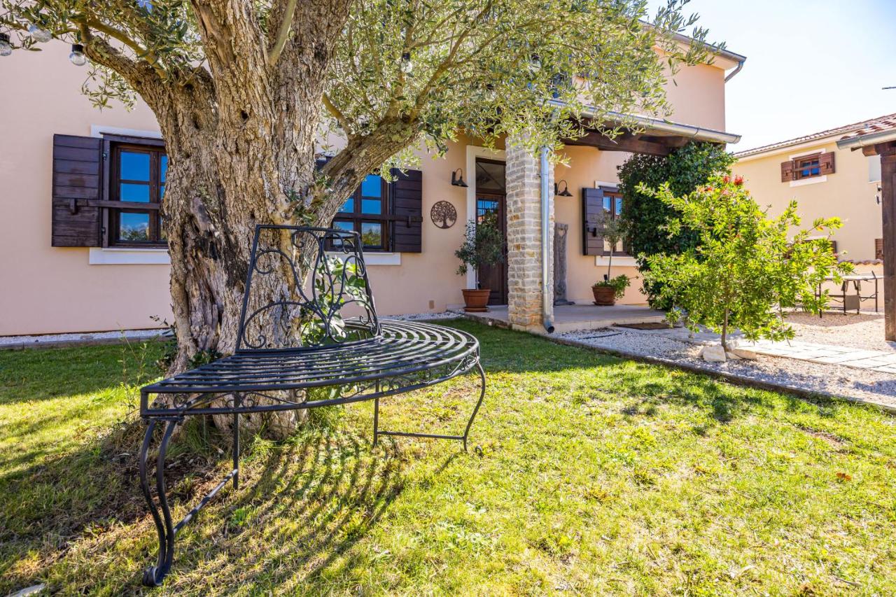 Villa Cirka in Central Istria for 14 persons with a 36 m2 heated pool, gaming & activities for kids and adults - Chambres d'hôtes Svetvinčenat