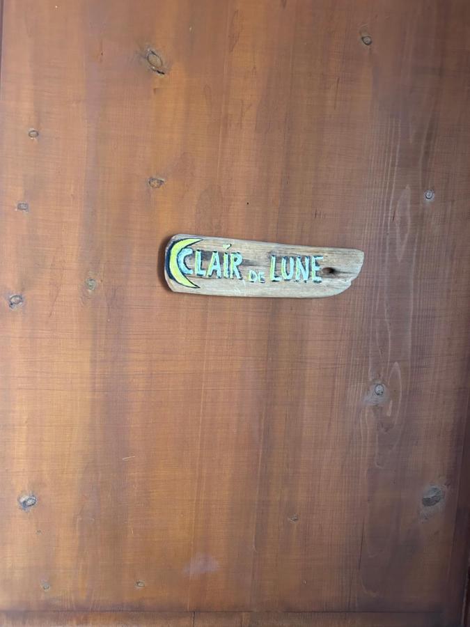 Habitación con cama grande y vistas al jardín