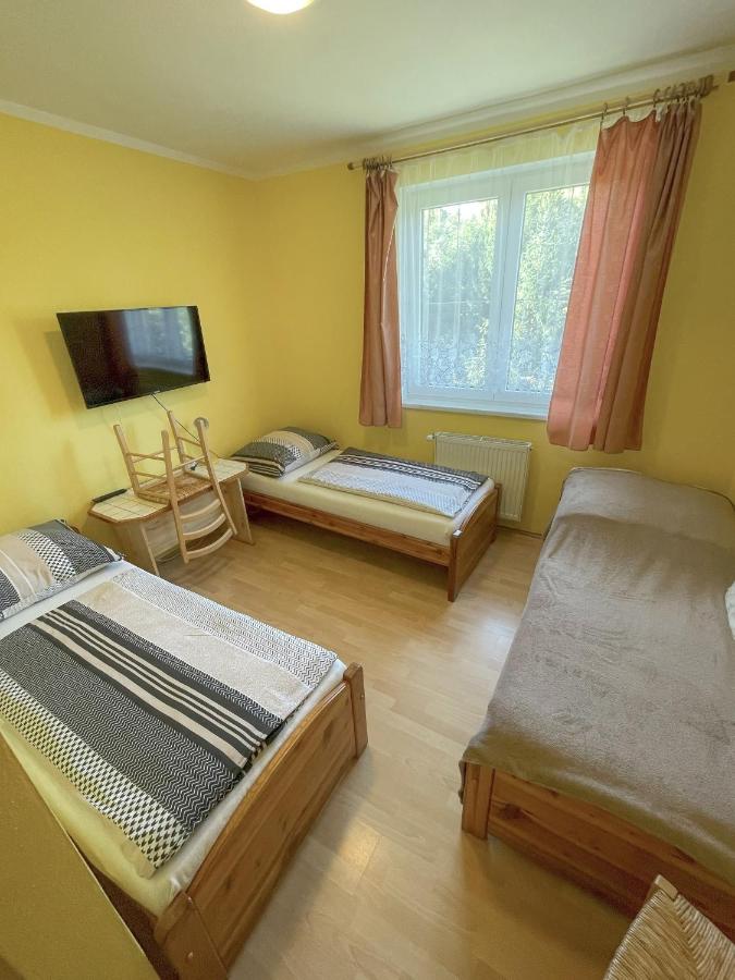 Tweepersoonskamer met 2 Aparte Bedden en een Extra Bed