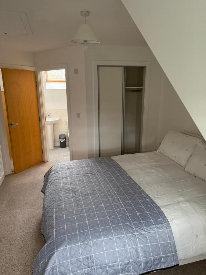 Modern 3-Bedroom Home 3 Minutes from Biggin Hill Airport - Secure Gated Community - B&B Biggin Hill