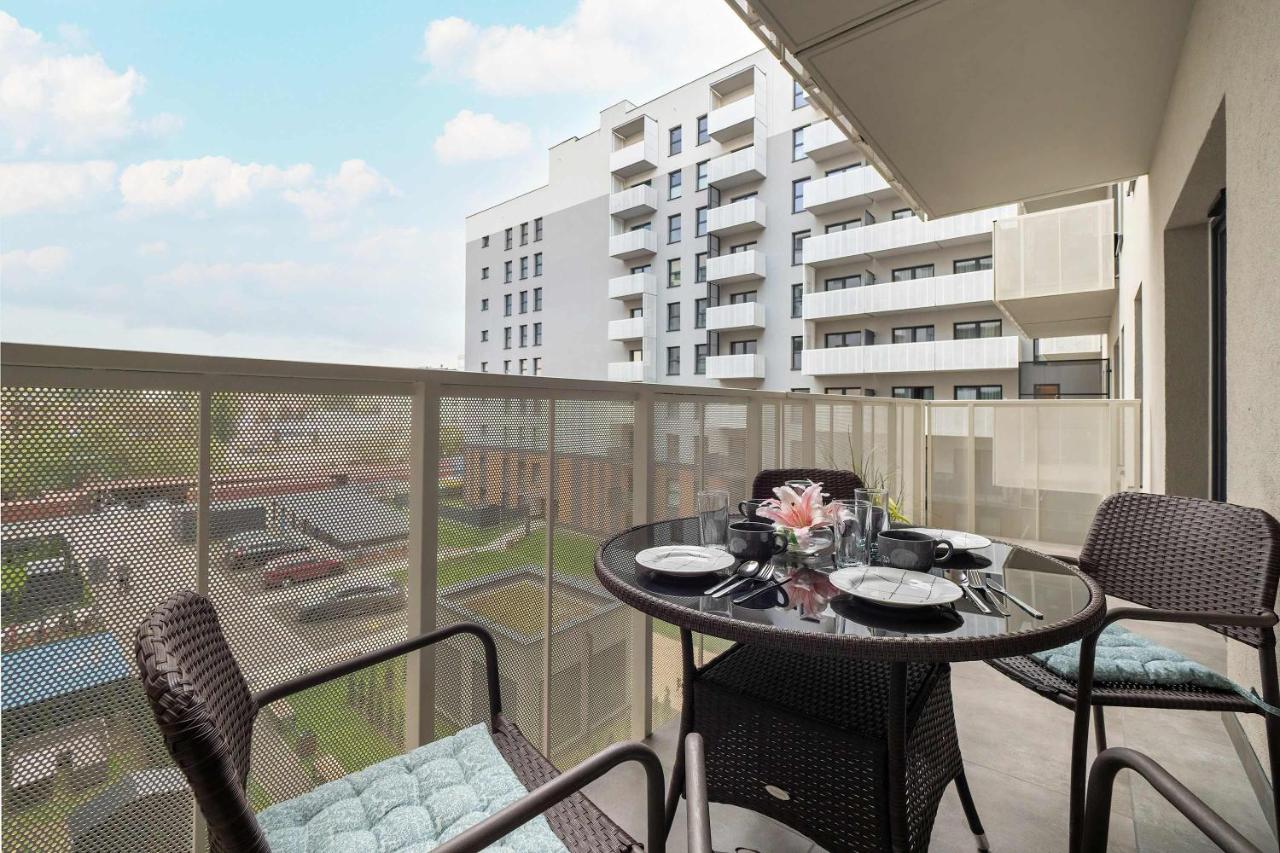 Atrakcyjne Apartamenty z Parkingiem & Balkonem by Noclegi Renters - B&B Zubardź