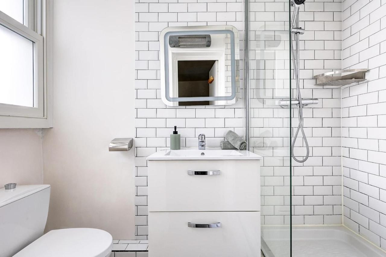 BnBNova - Cozy Stay Near Eiffel Tower & Invalides & Seine - Bed and Breakfast Parijs