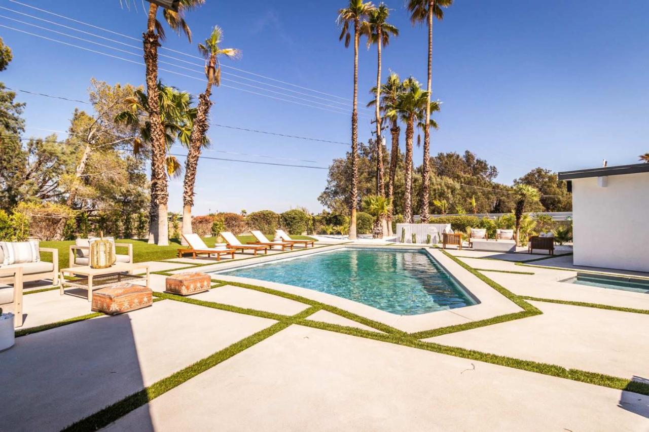 Iconic Sleeps 14 in Style Poolside Spa - B&B Palm Springs