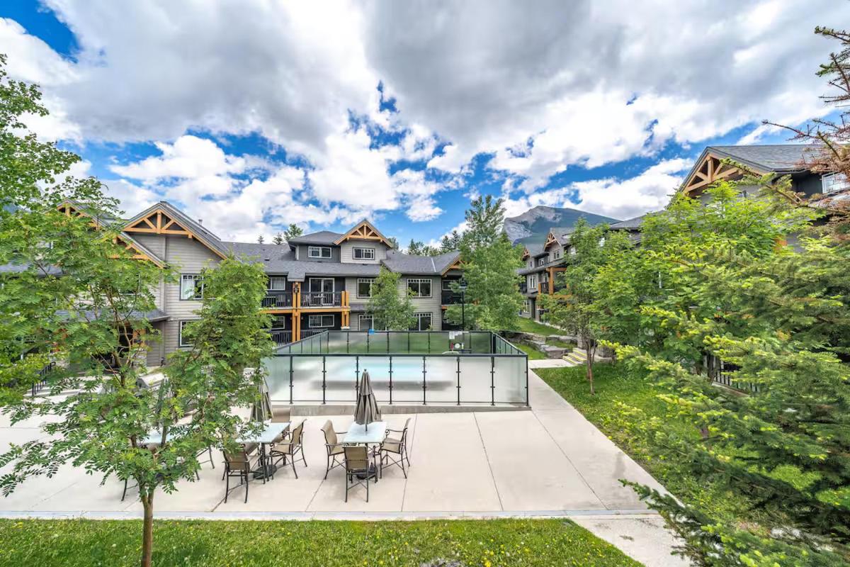 Scenic Canmore Escape, Banff Pass Included - B&B Dead Man's Flats