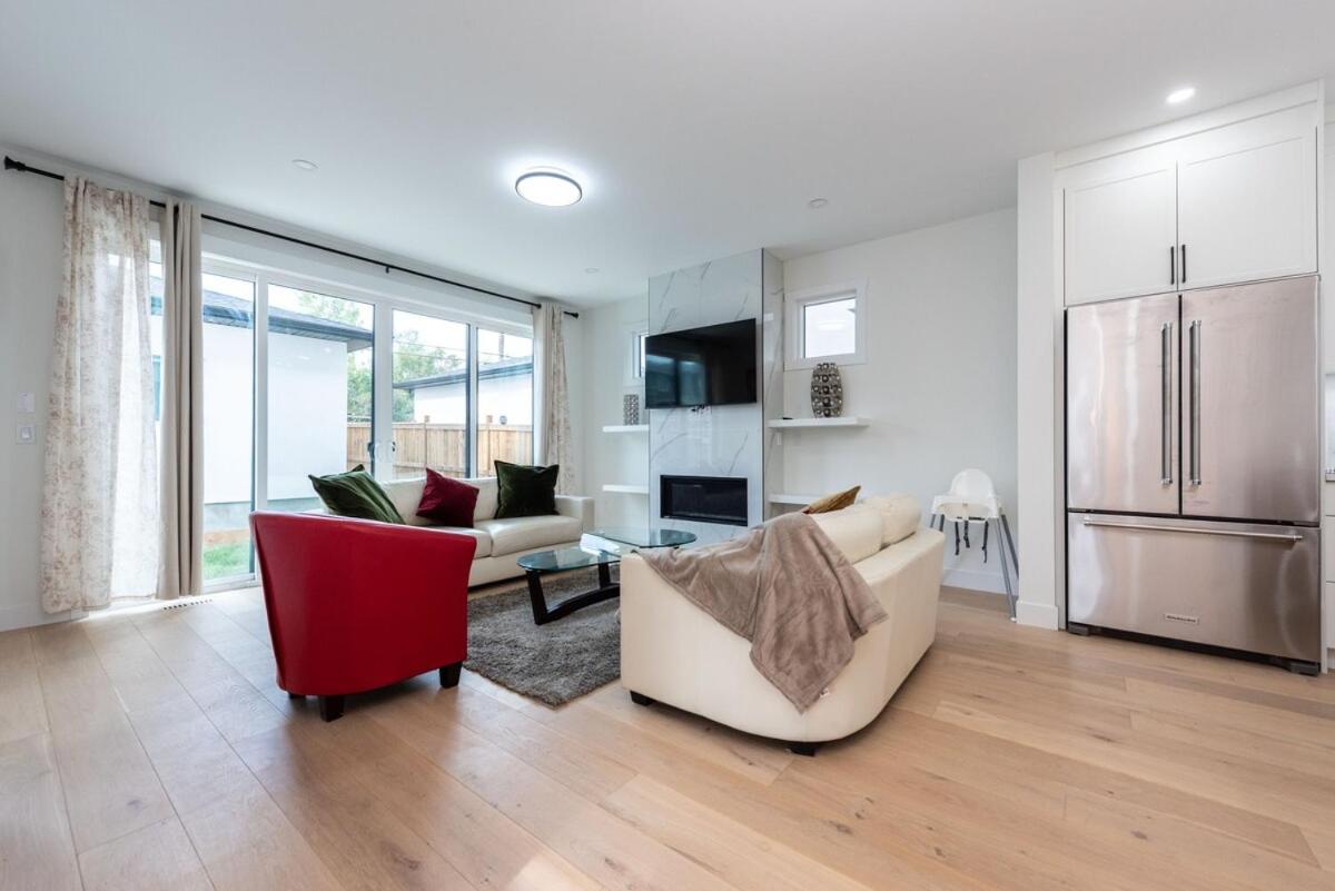 Luxury Home Near DT, New Build, High-End Features - Bed and Breakfast Calgary