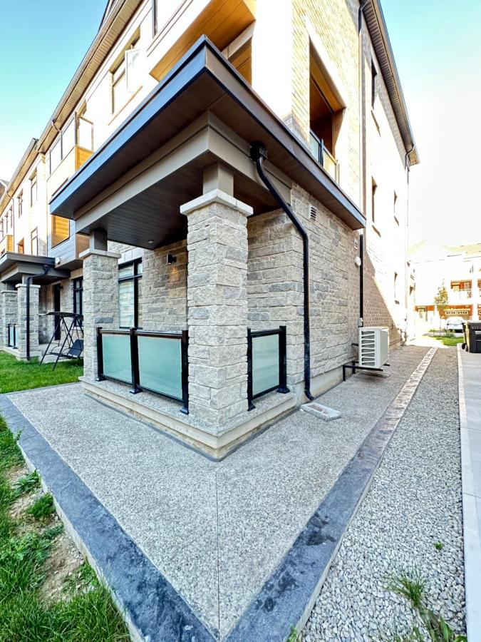 Keppel Circle Residence - B&B Brampton