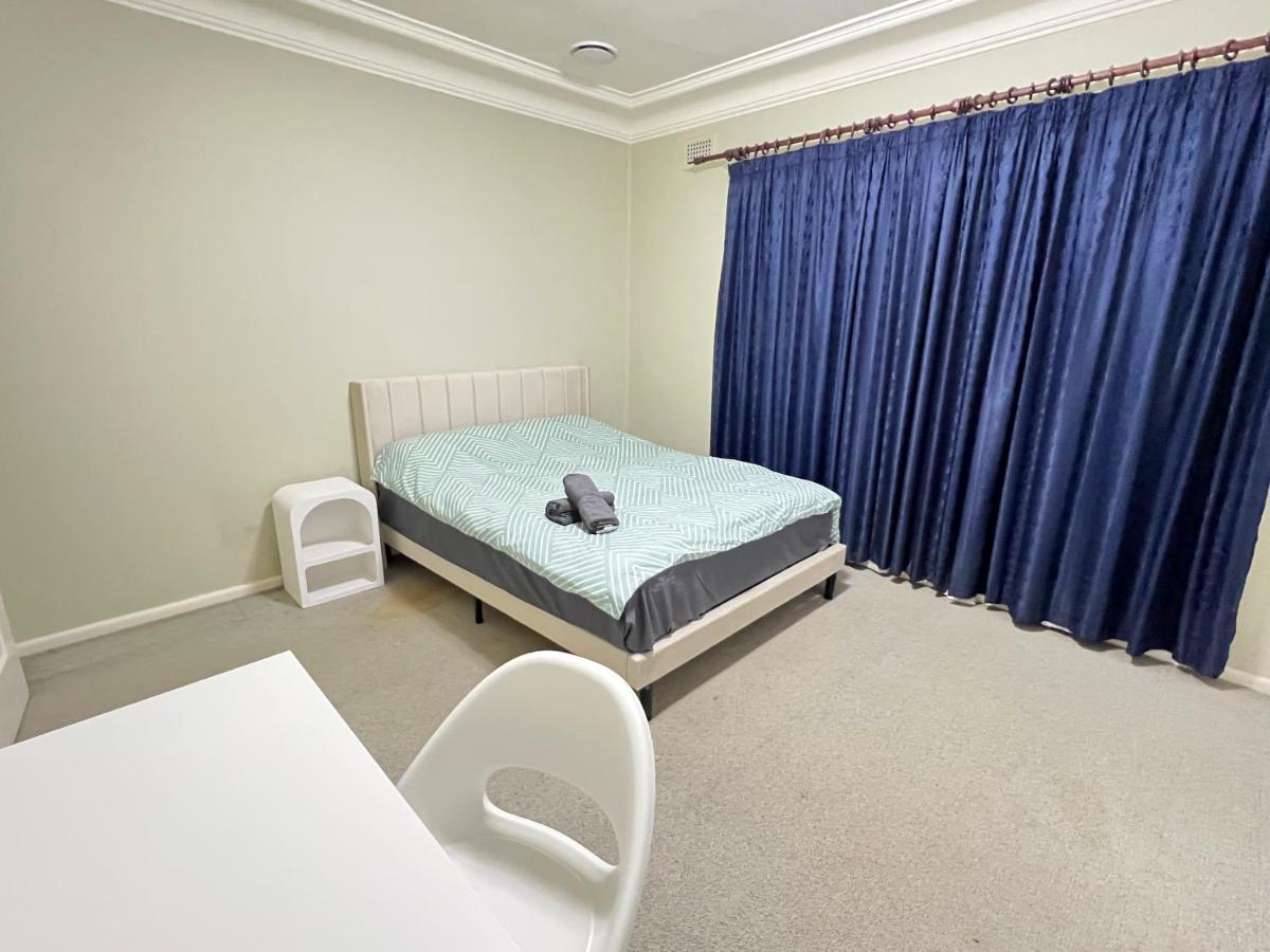 Standard Queen Room in Two Story House - R1 - Bed and Breakfast Sydney
