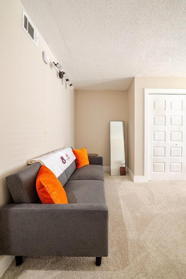 2BR 2BA Renovated Condo under 1 mile to Toomers - Bed and Breakfast Auburn