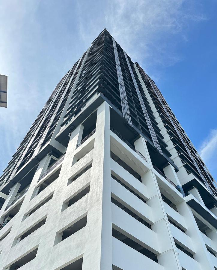 Deluxe 2BR Seaview and Mountain View with balcony - B&B Kota Kinabalu