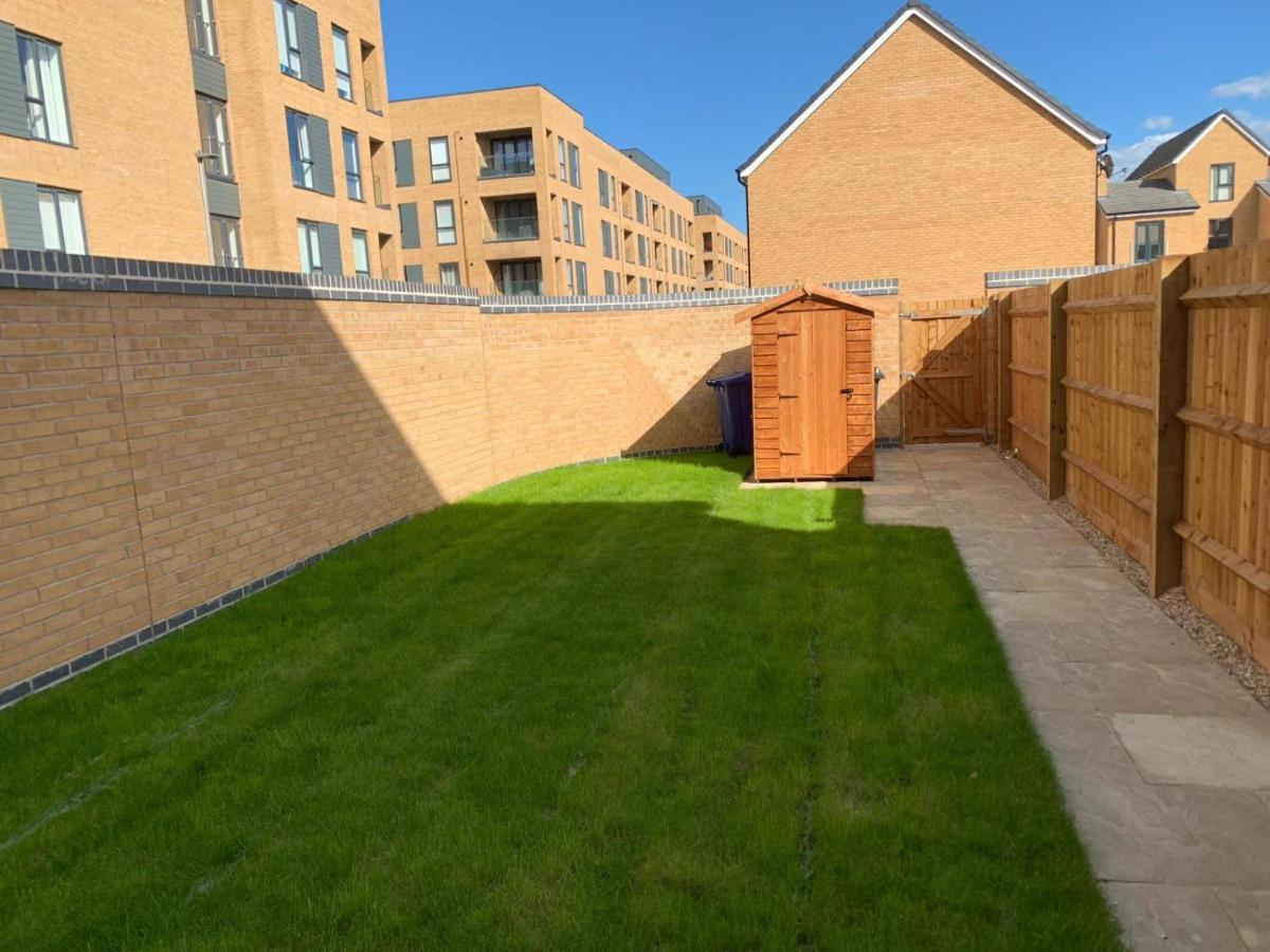 4Bed House - Direct links into Central London - Chambres d’hôtes North Ockendon