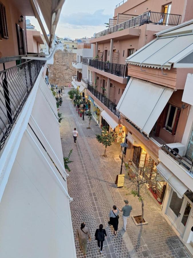 Harbour - 90sqm Spacious 2-Balcony Apt in Chania Old Town, Private Parking Available 950m - Chambres d'hôtes La Canée