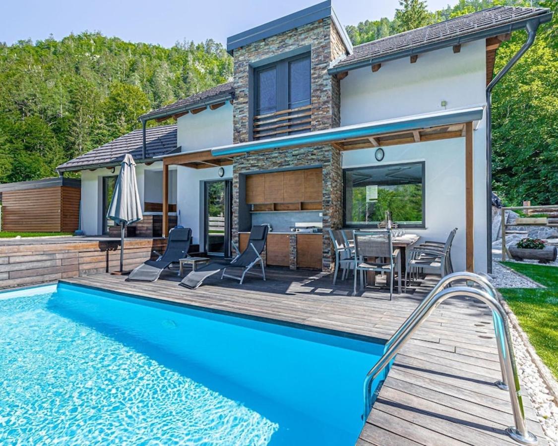 Chic Alpine Villa with 5 Bedrooms & Private Pool in Gozd Martuljek - Bed and Breakfast Gozd Martuljek