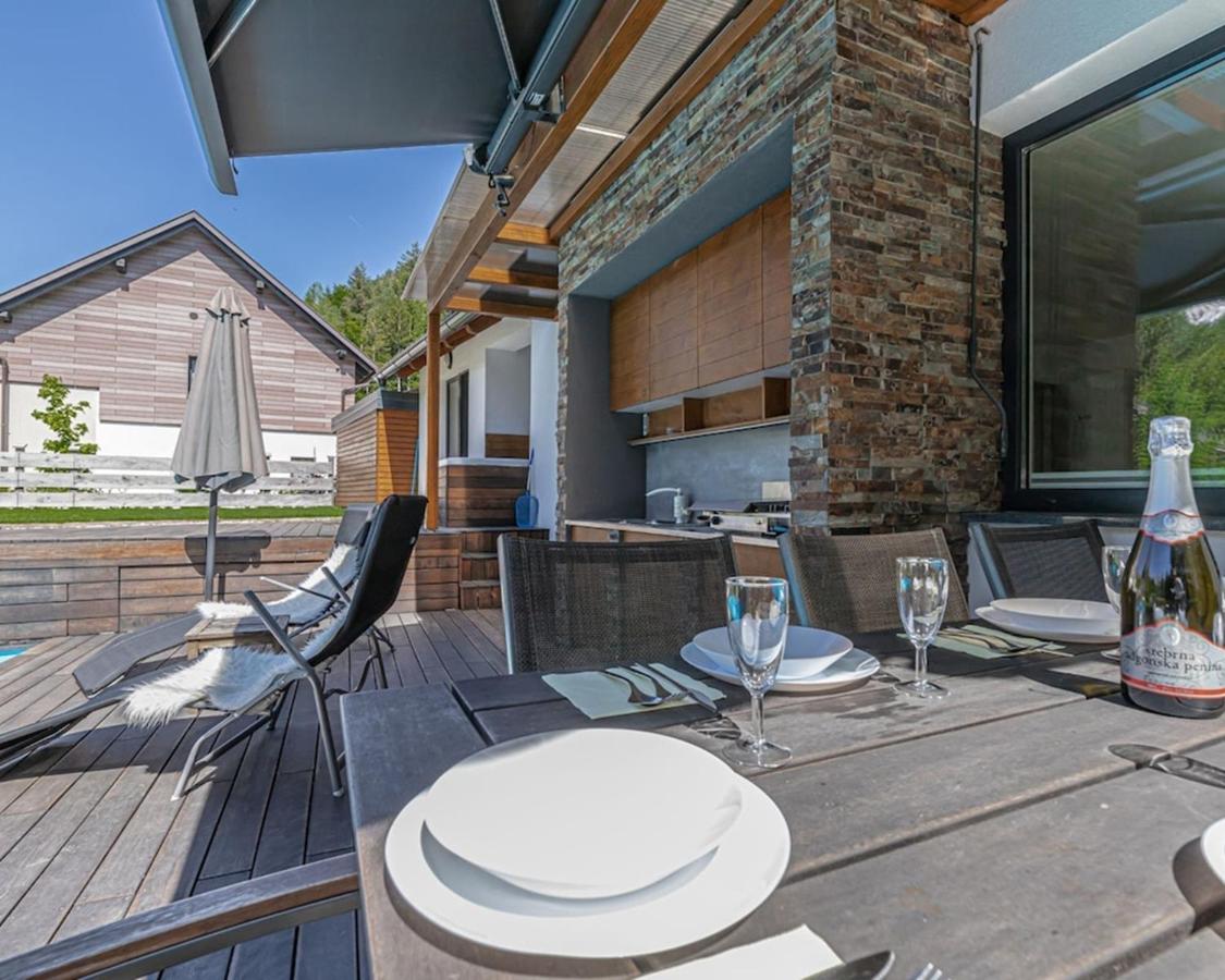 Chic Alpine Villa with 5 Bedrooms & Private Pool in Gozd Martuljek - Bed and Breakfast Gozd Martuljek