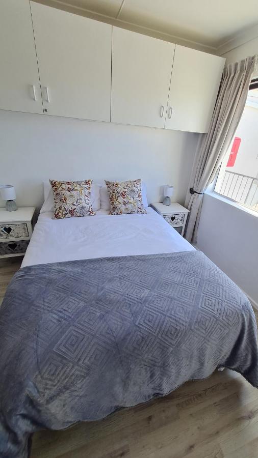 3 Flamingos - Visit Langebaan - B&B Langebaan