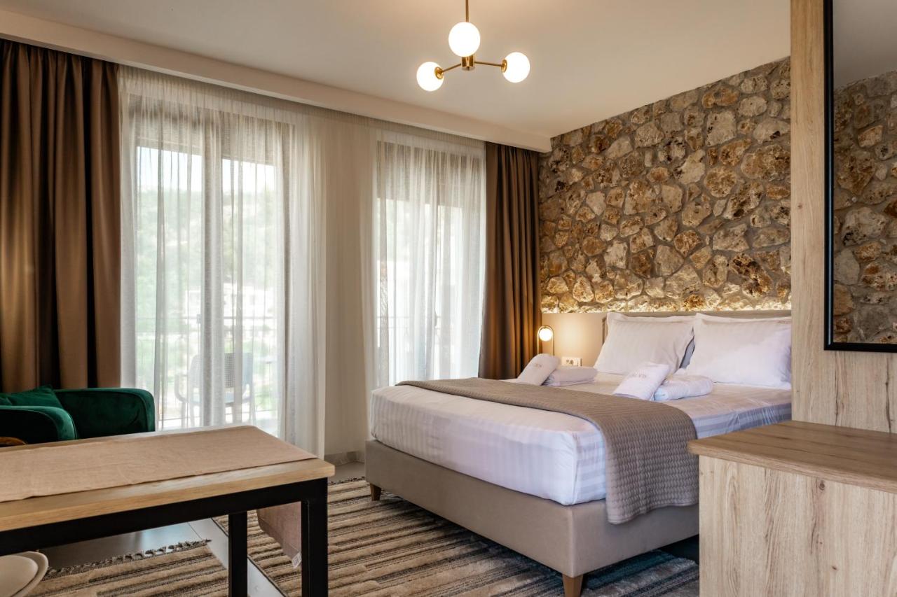 Apartment with Pool View