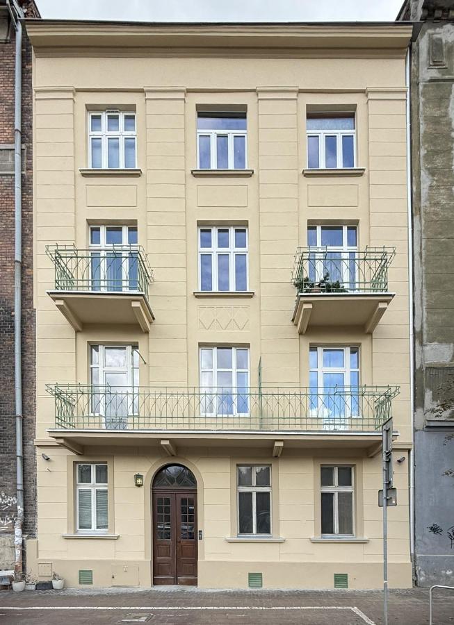 Discover Krakow Apartments - Lubomirskiego St - Classic & Modern - Near Main Station, Netflix and AC - B&B Krakow