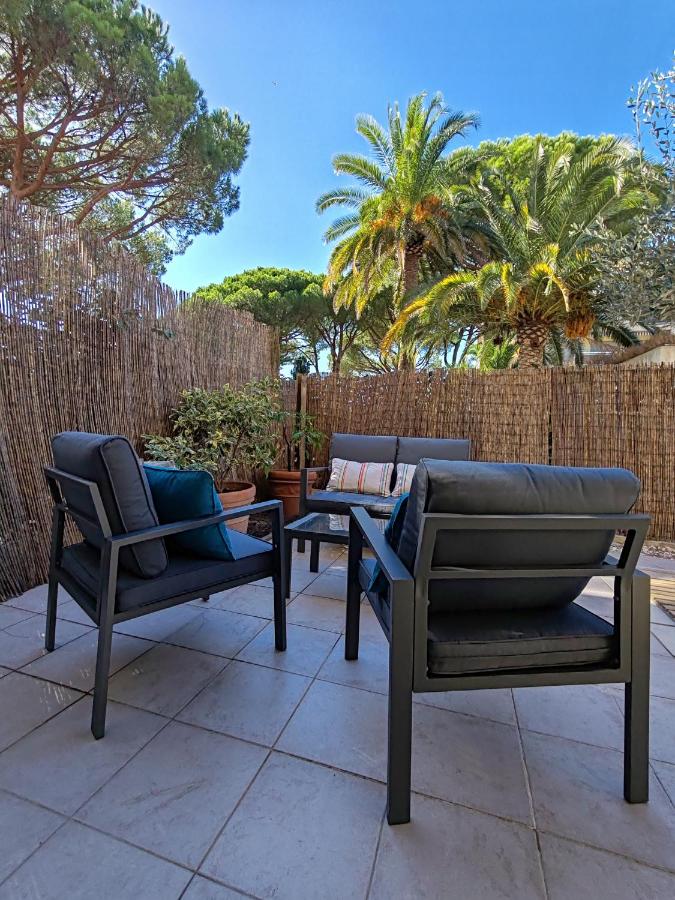 Studio avec coin nuit climatisé avec grande terrasse et parking au pied de la Marina et de la plage de Fréjus - Chambres d'hôtes Fréjus