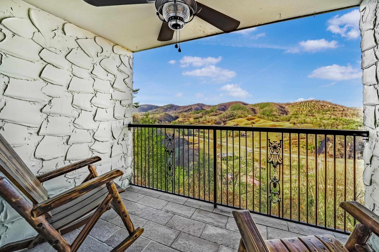Mountain Views at Dolly's Castle Unit 4 - Bed and Breakfast Sevierville