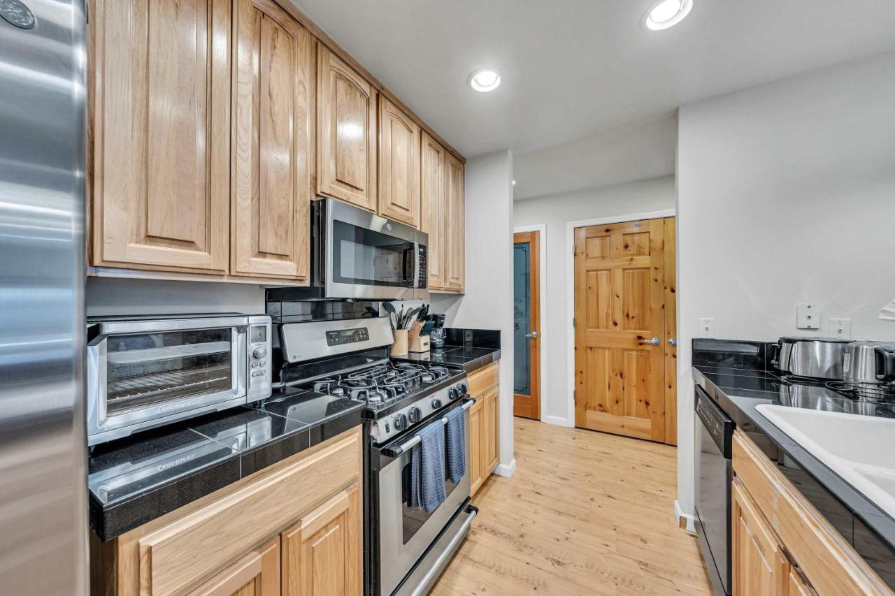 2BDR Condo - Three Minutes to Olympic Valley! - Bed and Breakfast Tahoe City