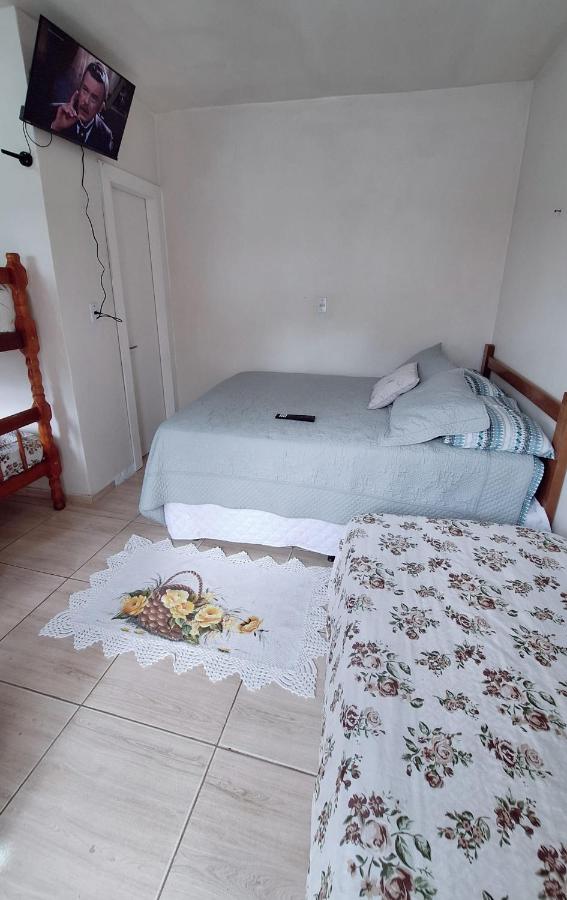 KITNET S1 em TORRES-RS - Na mais bela praia Gaúcha - Cozinha - Banheiro - Ar condicionado - TV e Wi-Fi - Estacionamento - Anfitriã Superhost no BnB - Chambres d'hôtes Torres