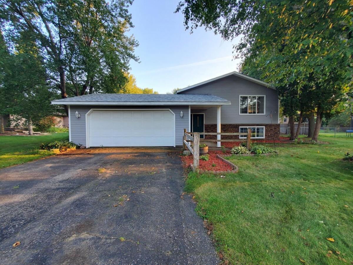 Quiet 3BR 2BA Near Mall, Shopping Centers, and I-94 - Ferienwohnung Eau Claire