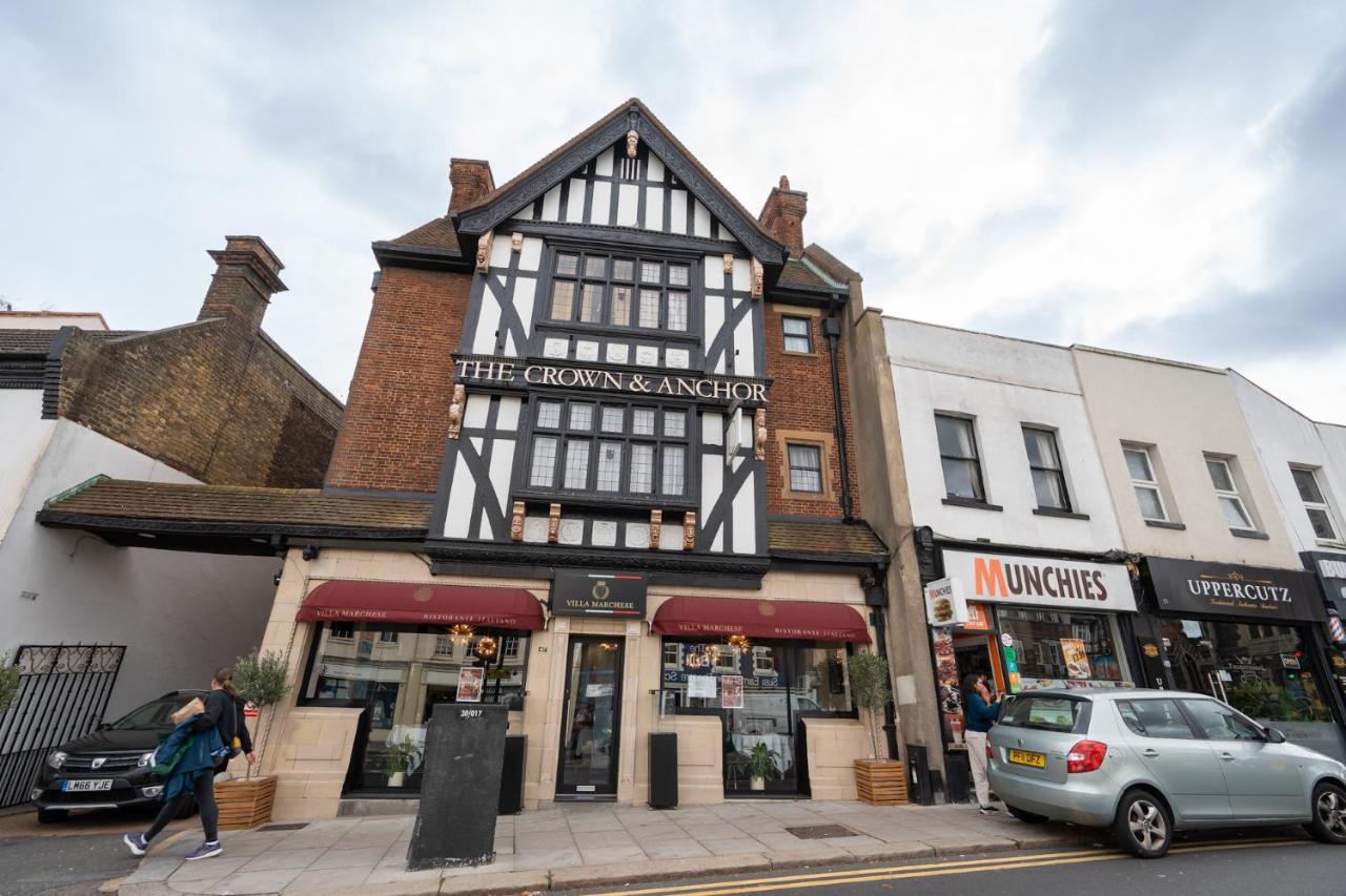 Spacious Barnet Flat in Tudor-Style Building - Bed and Breakfast Barnet