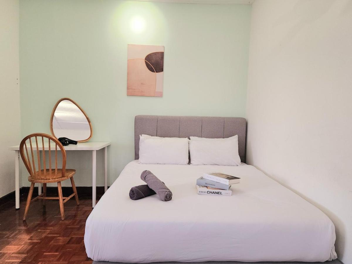 NEW! Landed Home in Damansara Jaya for up to 15pax 1 mins to Atria ,1 Utama,TTDI - Chambres d'hôtes Petaling Jaya