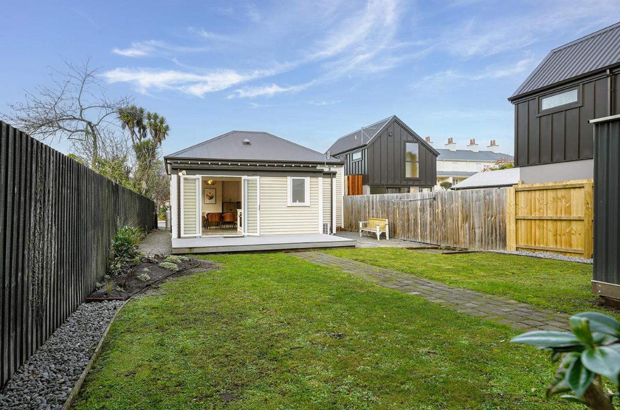 Classic Villa with Parking & Modern Comforts - Albemarle Villa - B&B Christchurch