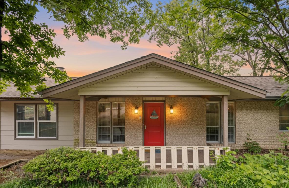 Charming 4BR Lakefront Getaway - B&B Tool