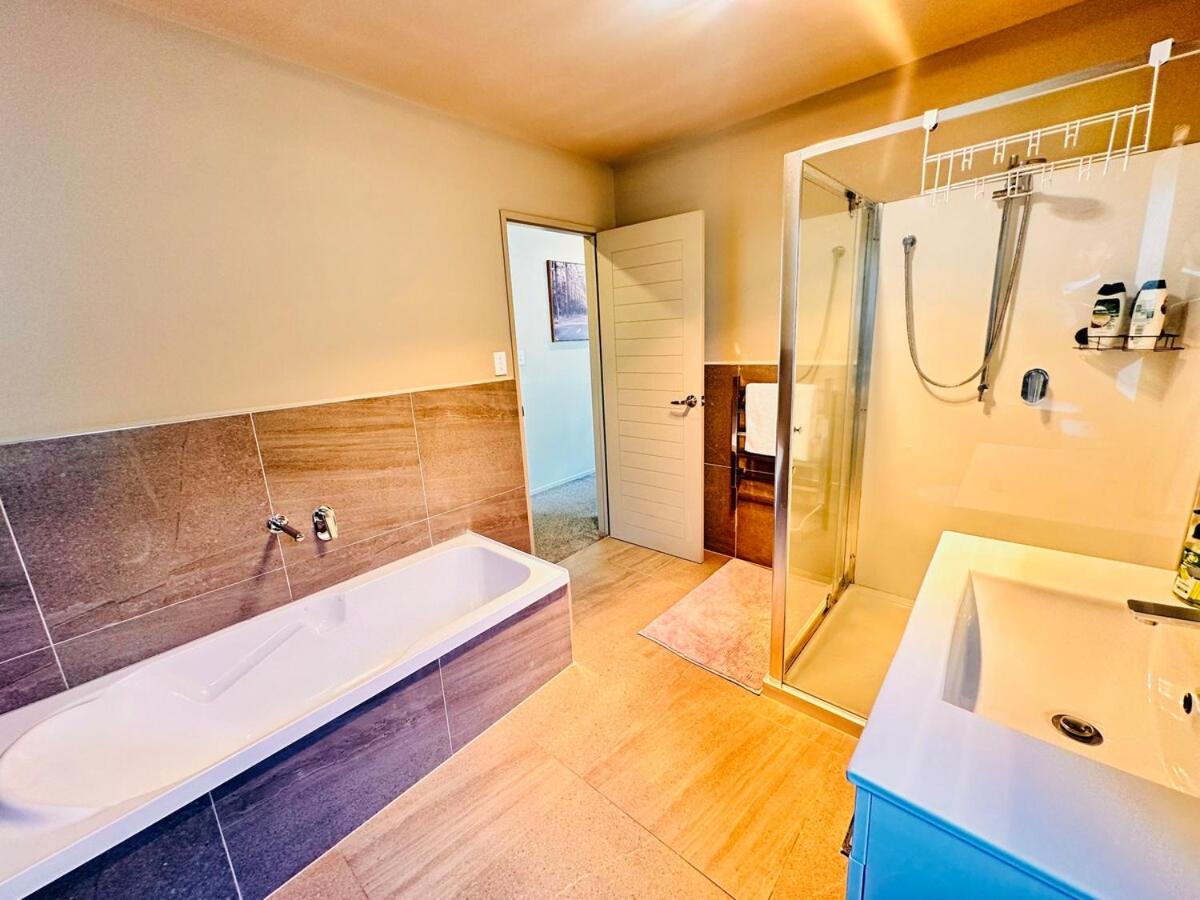 Modern Family Retreat Near Auckland City & Airport - B&B Auckland