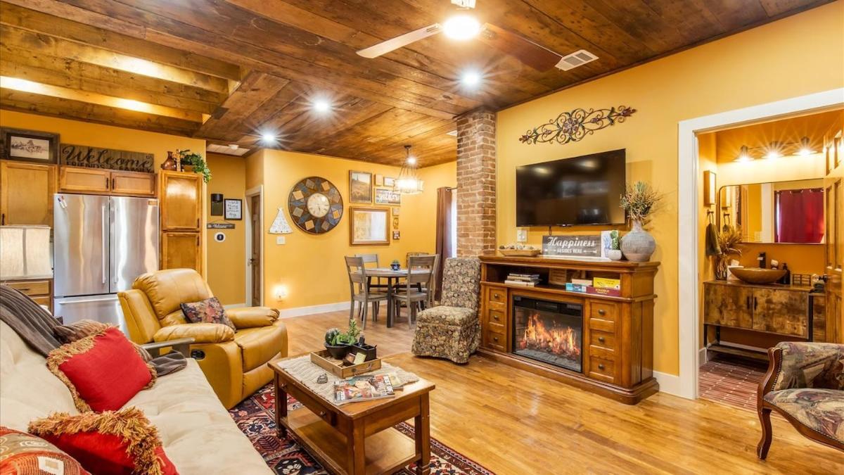 Stockyards 5 mins, New, Sleeps 8 Cedar House, TCU - B&B Fort Worth
