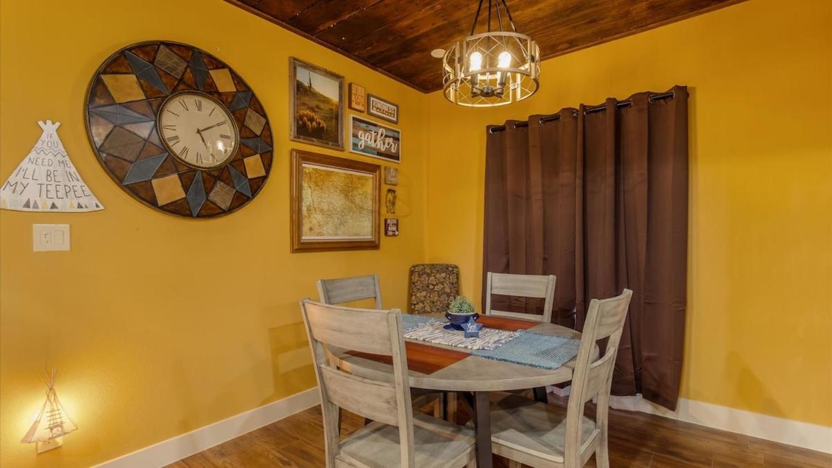 Stockyards 5 mins, New, Sleeps 8 Cedar House, TCU - B&B Fort Worth