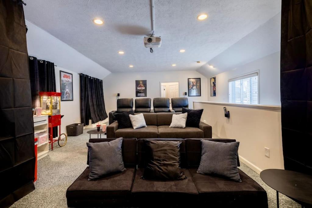 Movie Theater-Game Room-Parking-Heart Of Cleveland - Chambres d'hôtes Cleveland