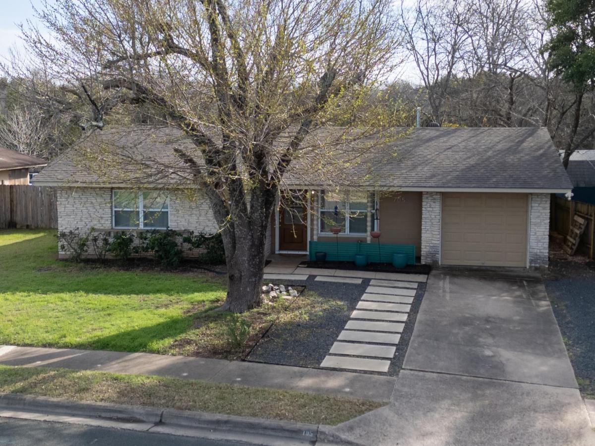 Family Holiday Retreat is Here- Yard, Fire Pit, Cloudy Beds, SoCO Eats and Shop - B&B Austin