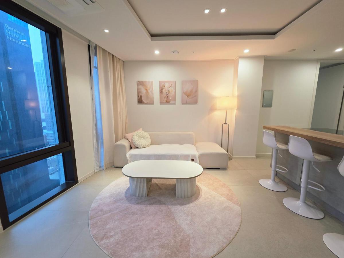 Busan Haeundae Beach Ocean Suite, 4 min walk - Bed and Breakfast Changsapo