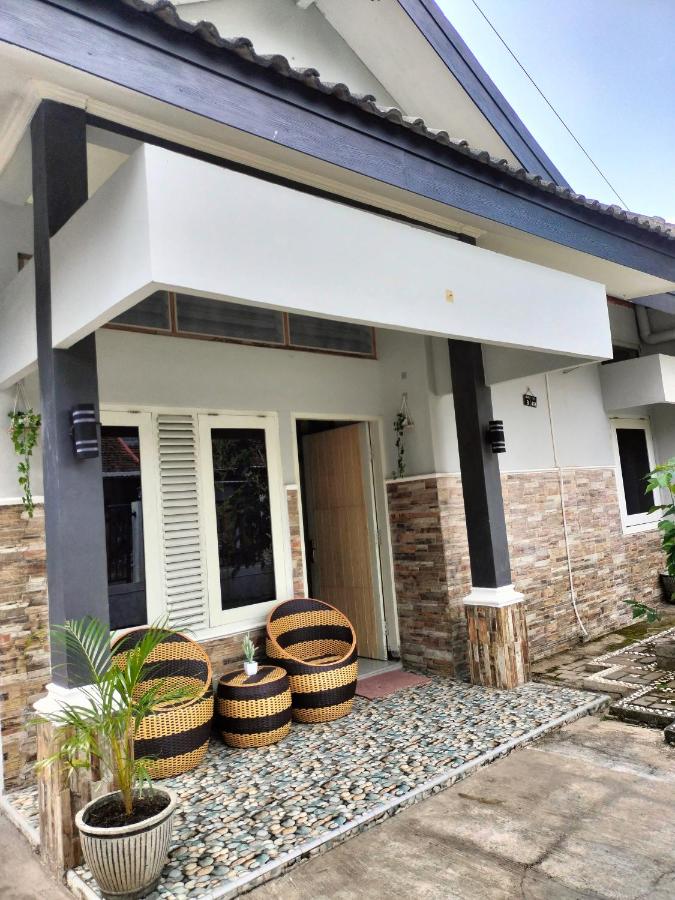 Taman Salak Homestay -5BR Entire House - Bed and Breakfast Madiun