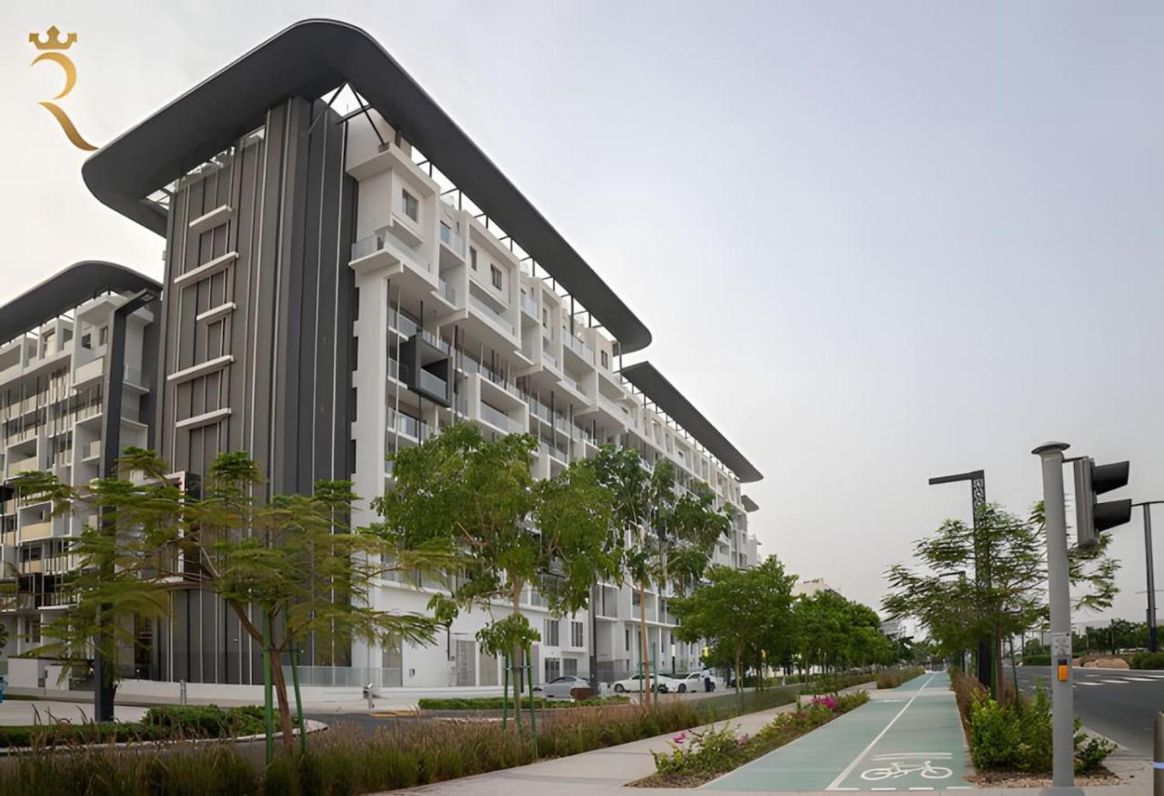 2BR Modern Poolside Stay in Masdar City - Chambres d’hôtes Abou Dabi