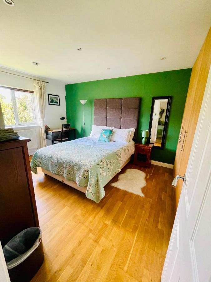 Zimmer mit Kingsize-Bett und Gartenblick.