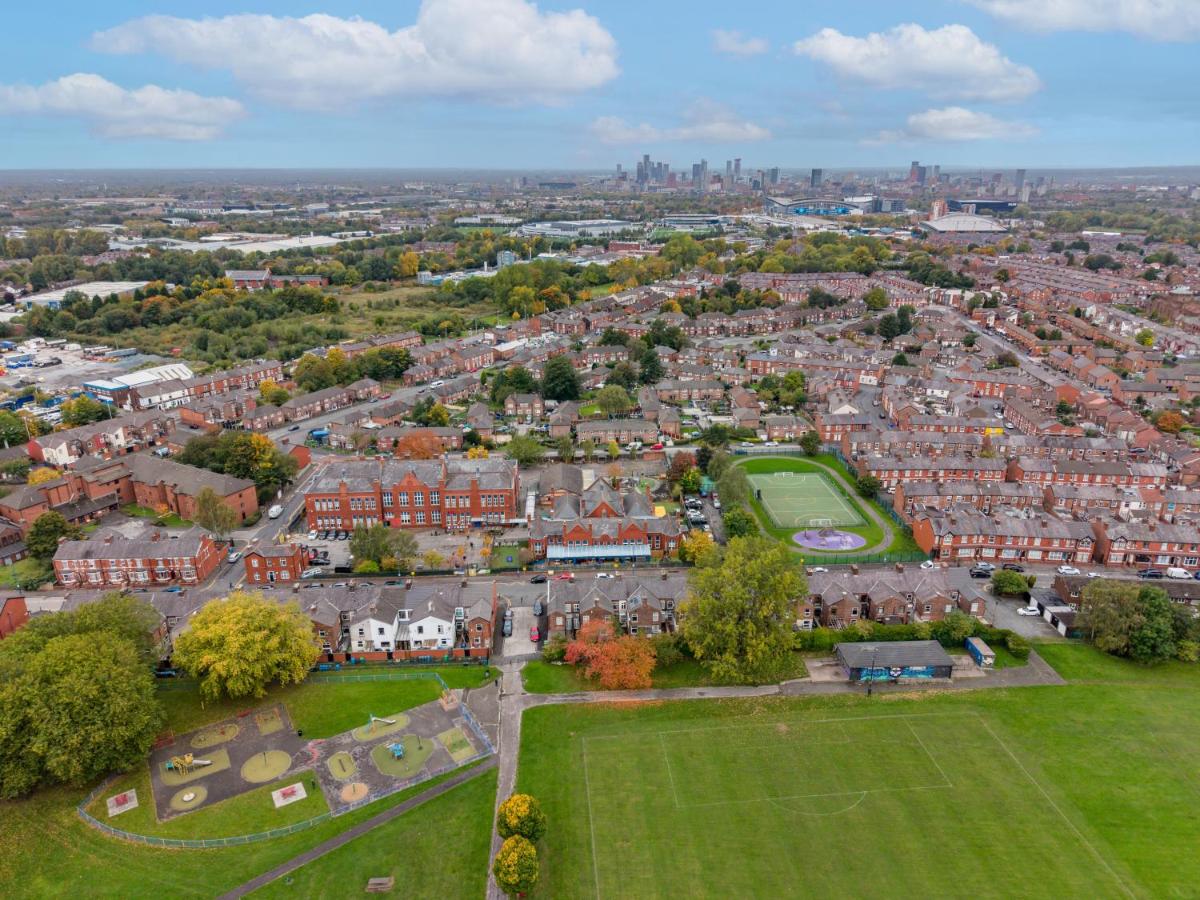 Manchester Seymour Escape Spacious 4BR Home for 8 - Bed and Breakfast Manchester