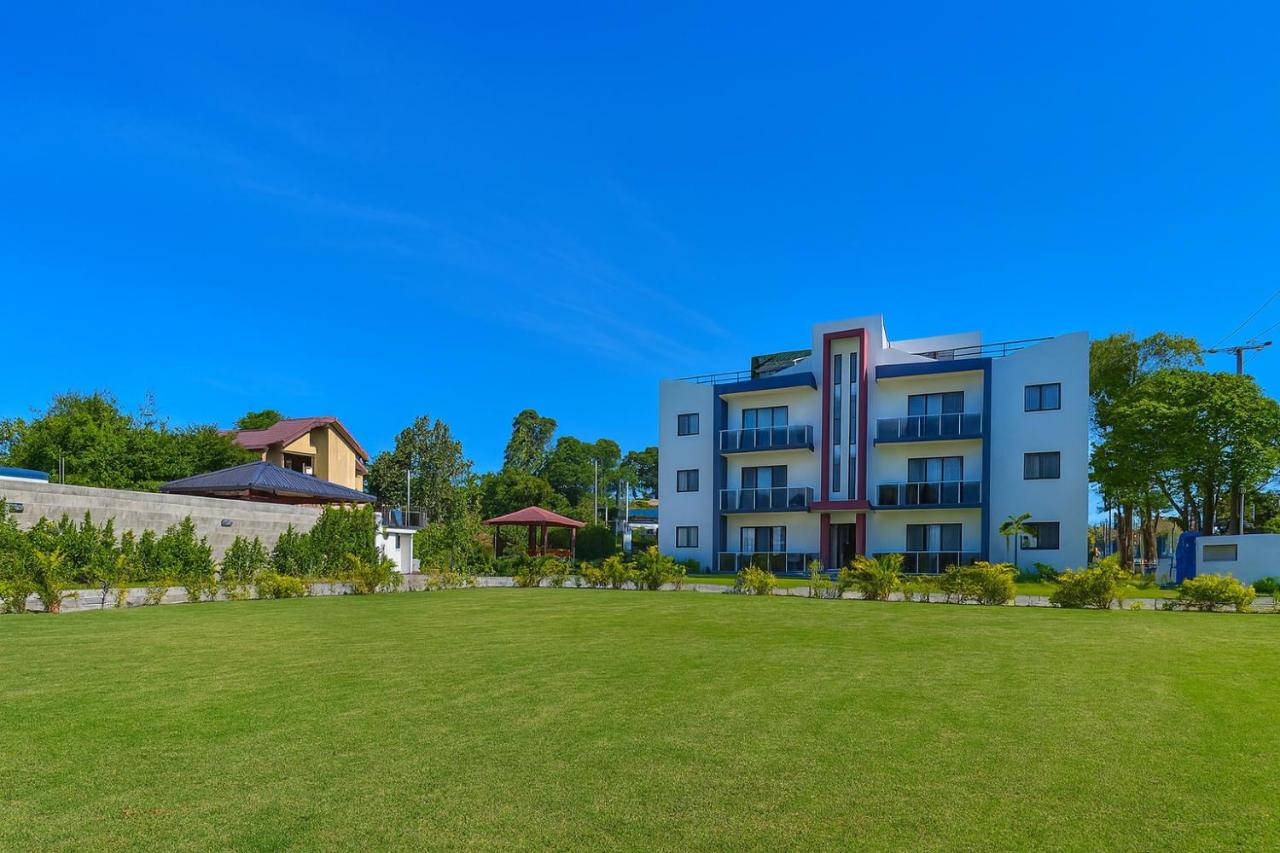 Modern Penthouse with Rooftop Oasis & Gated Parking - 3 - B&B Sosua, Cabarete