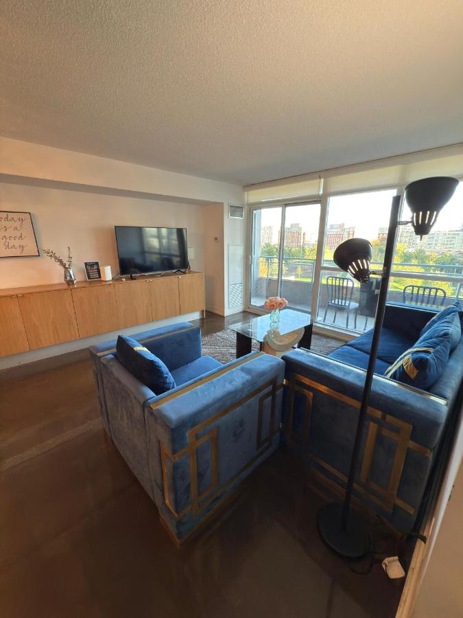 Toronto Downtown Luxurious Stylish 3 Bedroom 3 Bath 2 Balconies near Rogers Centre lakeview condo - Bed and Breakfast Toronto