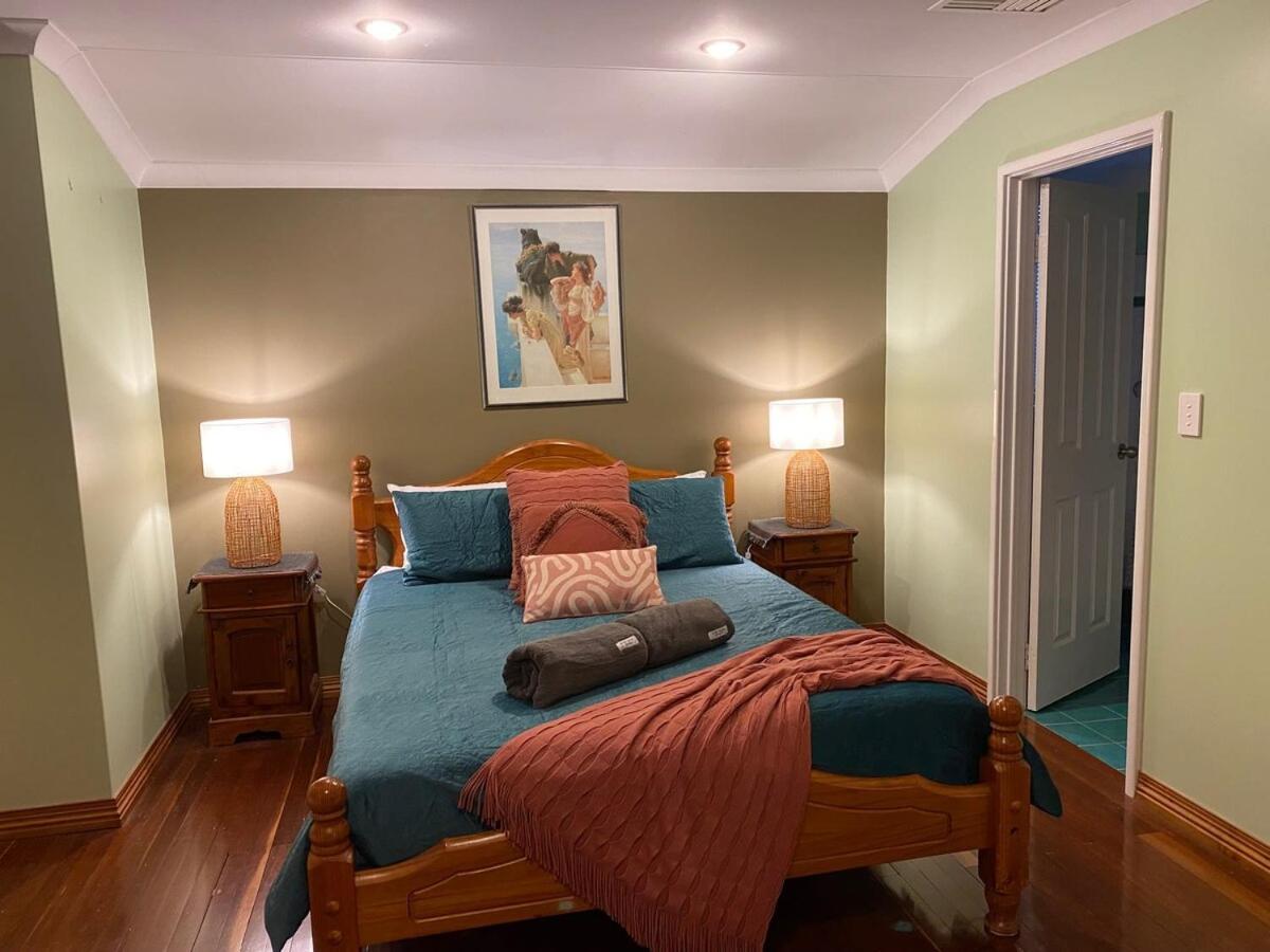 Cheerful Sunny Garden Close Fremantle Netflix Wine - B&B Hamilton Hill