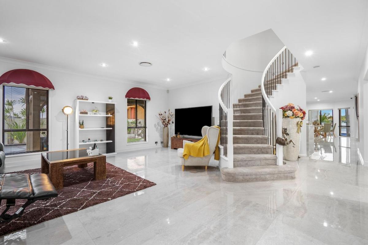 Serene 5BR Waterfront Escape - Prestige - Ferienwohnung Gold Coast