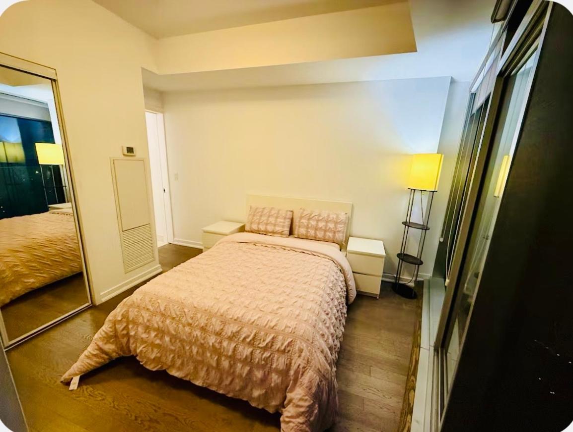Luxe 2BR in Downtown Toronto with CN Tower Views - Chambres d'hôtes Toronto