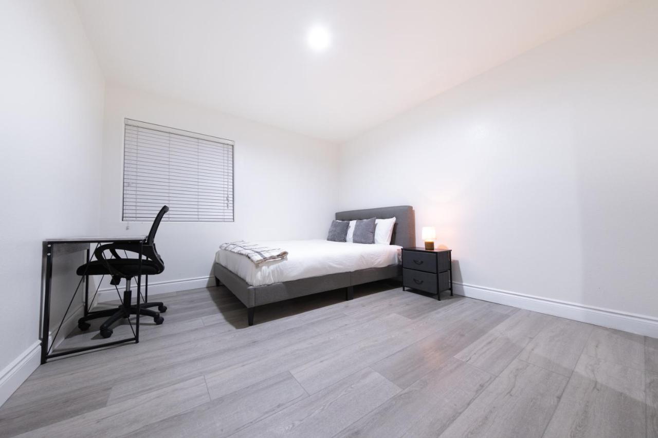 Modern Private Room in Shared Home -Walk to USC - B&B Los Angeles