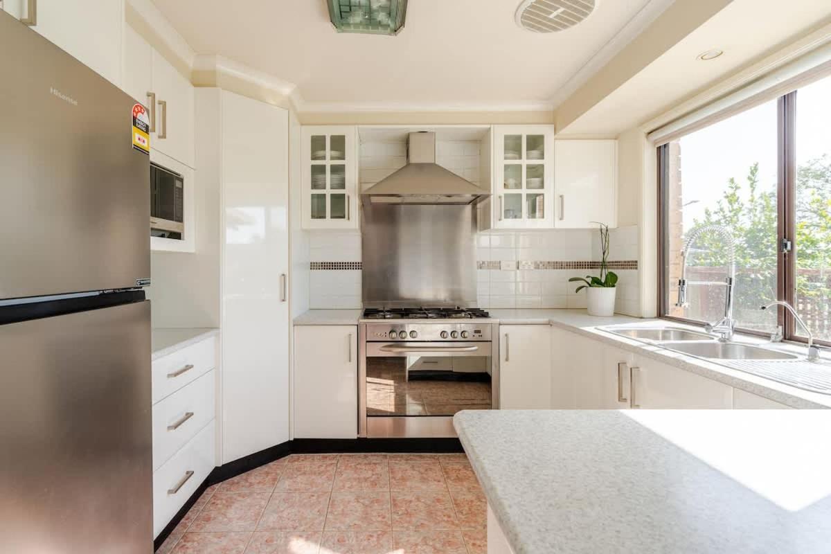 Beautiful and Colourful House with Parking - Bed and Breakfast Rooty Hill