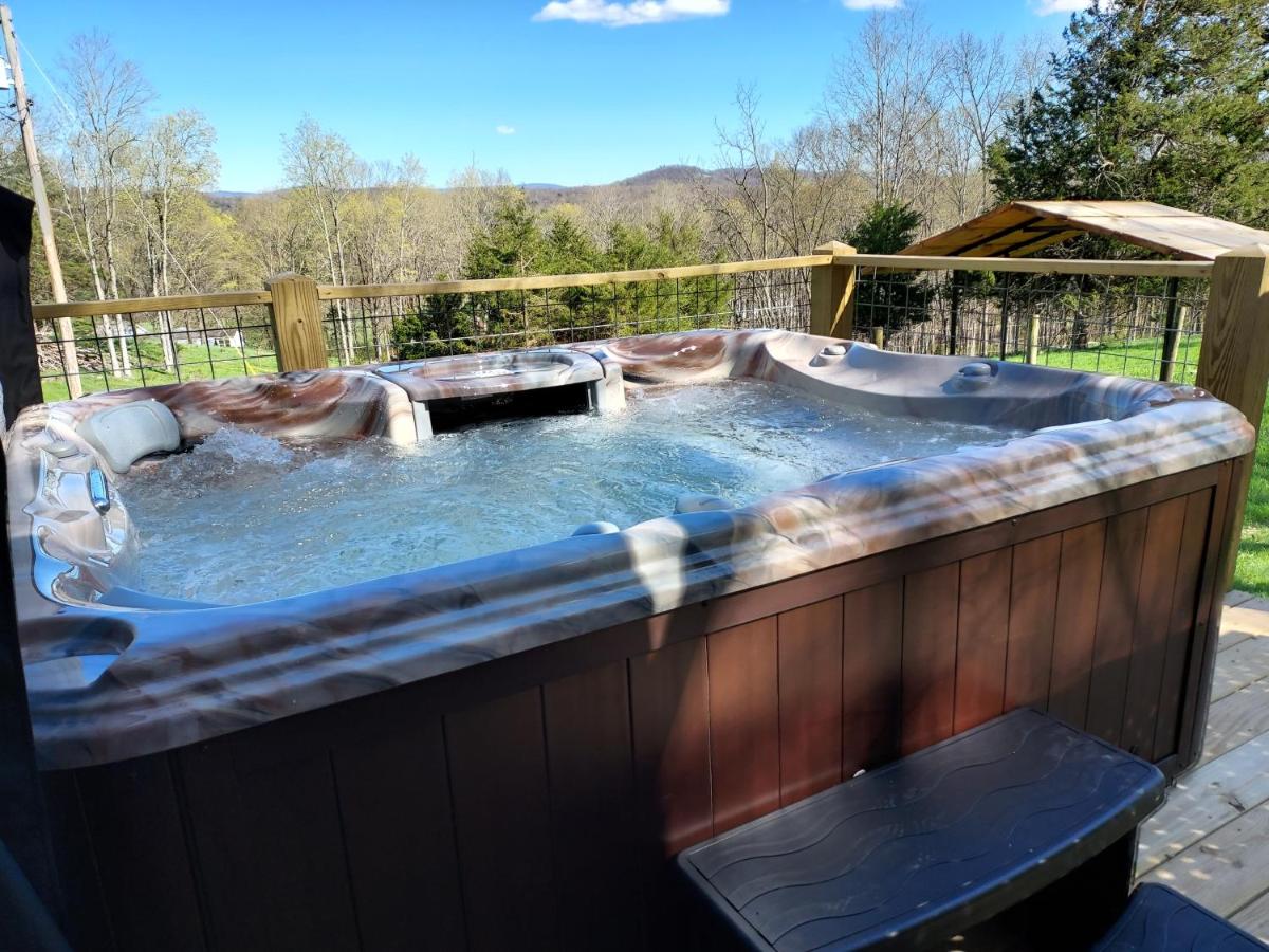 Ebenezer Cabin - Hot Tub - Fire Pit - BBQ - Views - Bed and Breakfast Sugar Grove