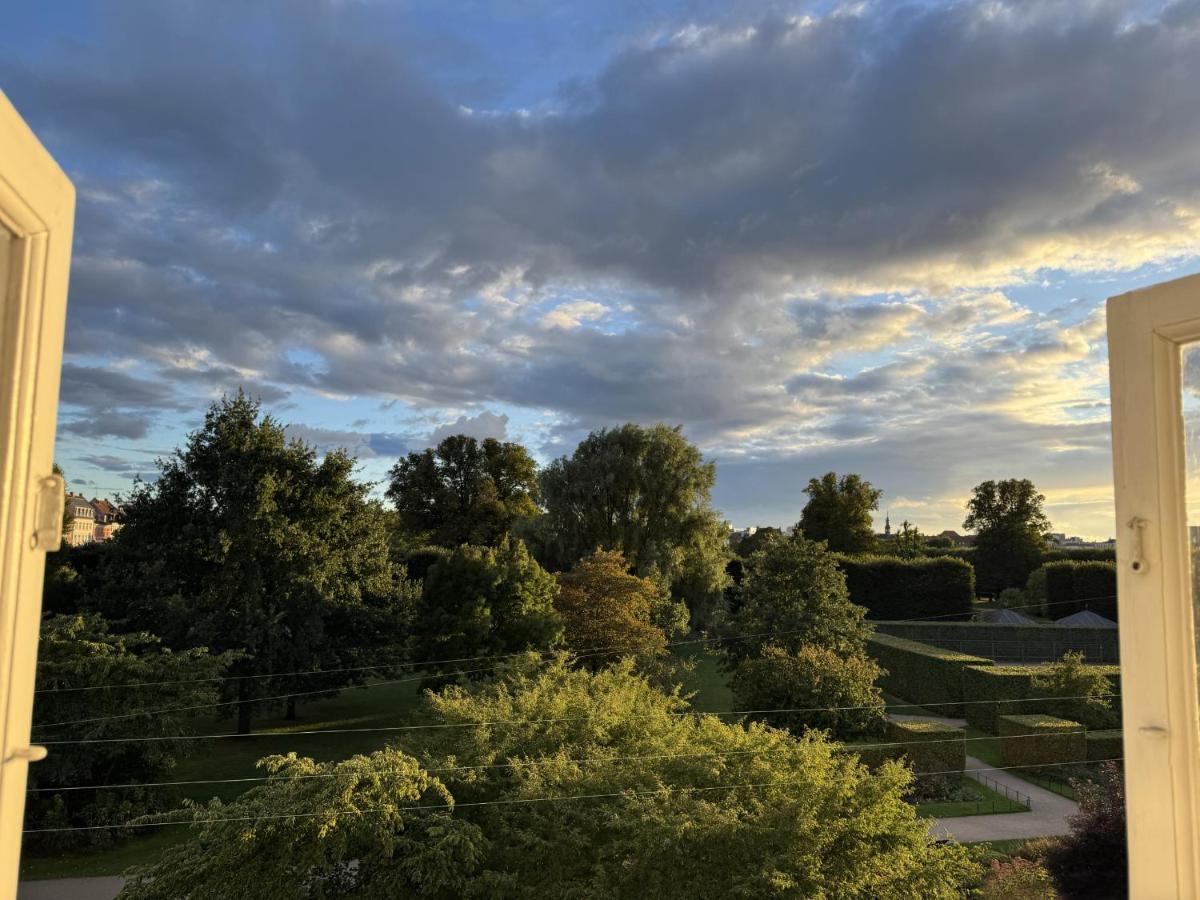 Luxury 260 sqm with 4BR overlooking Kings Garden - Chambres d’hôtes Copenhague