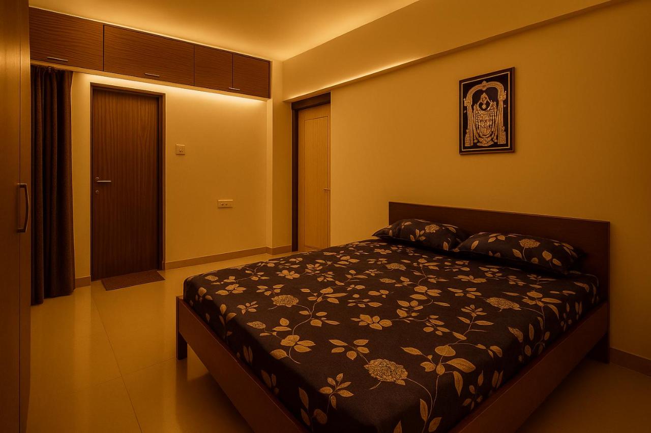 New Spacious 2BHK apartments in Tirupati Near Railway Station with fully equipped kitchen, AC bedrooms, Washing Machine, 24 hours water, caretaker service, and ample space for car parking & ideal for families and pilgrims - B&B Tirupati